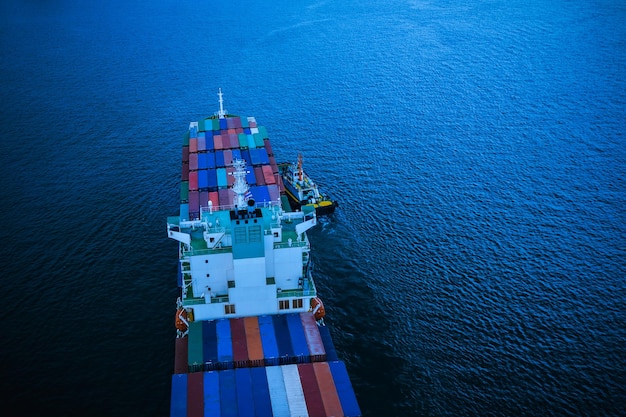Veduta ad alto angolo di una nave in movimento in mare