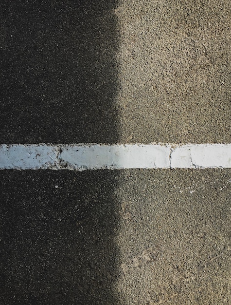 Veduta ad alto angolo di una singola linea su strada