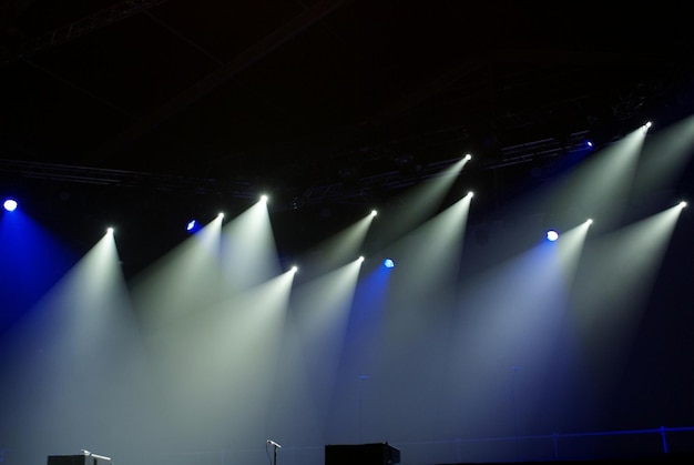 Veduta ad angolo basso della luce del palco illuminata