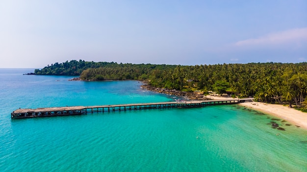 Veduta aerea con mare e spiaggia