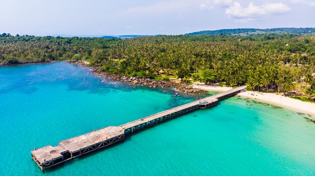 Veduta aerea con mare e spiaggia