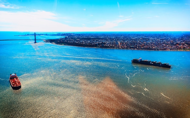 Veduta aerea con ponte Verrazano-Narrows su Upper Bay e Lower Bay. Collega Brooklyn e Staten Island. Zona di Manhattan, New York degli Stati Uniti. Stati Uniti d'America, New York, Stati Uniti.
