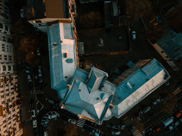 Veduta aerea dal drone sui tetti di case ed edifici al tramonto in città