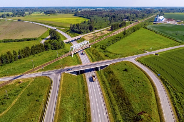 Veduta aerea dall'alto di un attraversamento autostradale e ferroviario a più livelli a Skulte, in Lettonia