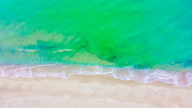 Veduta aerea dall'alto di una spiaggia di sabbia bianca sulle rive di un bellissimo mare turchese