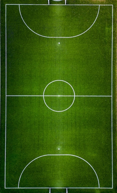 Veduta aerea dall'alto verso il basso di un campo da calcio verde vuoto in attesa dei momenti gioiosi della partita