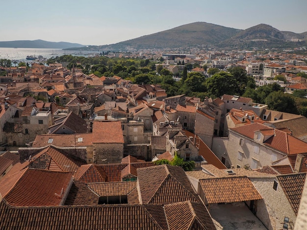 Veduta aerea dalla torre dell'orologio della città medievale di Trogir in Dalmazia Croazia, patrimonio mondiale dell'UNESCO Città vecchia e dettagli dell'edificio