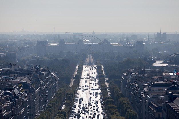 Veduta aerea degli Champs Elysees dal tetto dell'Arco di Trionfo a Parigi