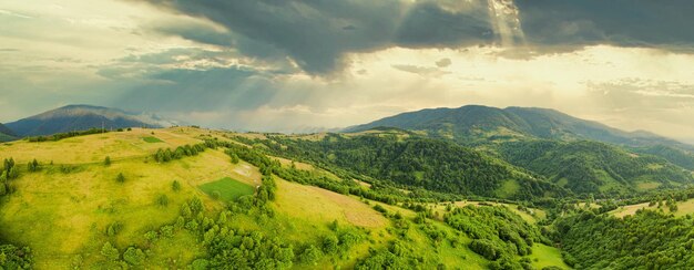 Veduta aerea degli infiniti pascoli lussureggianti delle distese dei Carpazi e dei terreni agricoli Coltivati campo agricolo Paesaggio montano rurale al tramonto Ucraina