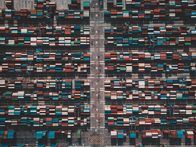 Veduta aerea dei container nel porto