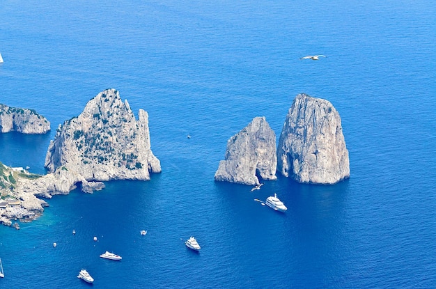 Veduta aerea dei Faraglioni dell'isola di Capri