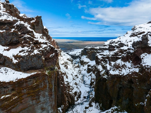 Veduta aerea dei ghiacciai e delle montagne innevate in Islanda