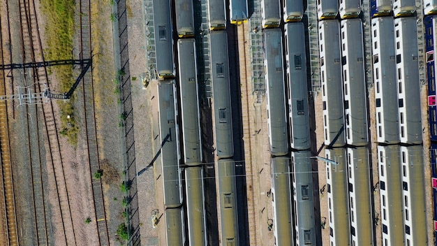 Veduta aerea dei treni passeggeri in file in una stazione