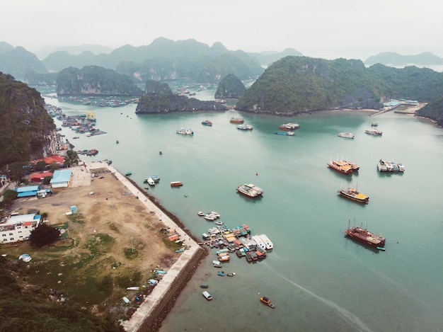 Veduta aerea dei villaggi galleggianti intorno alle isole di Cat Ba Cat Ba è la più grande delle 366 isole che compongono il bordo sud-orientale della baia di Ha Long in Vietnam