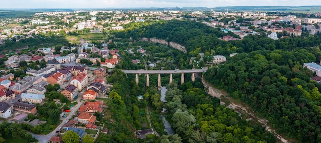 Veduta aerea del bellissimo ponte che attraversa la verde vallata