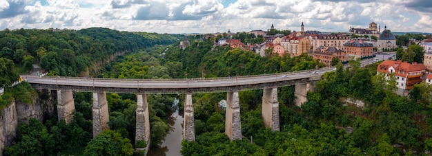 Veduta aerea del bellissimo ponte che attraversa la verde vallata