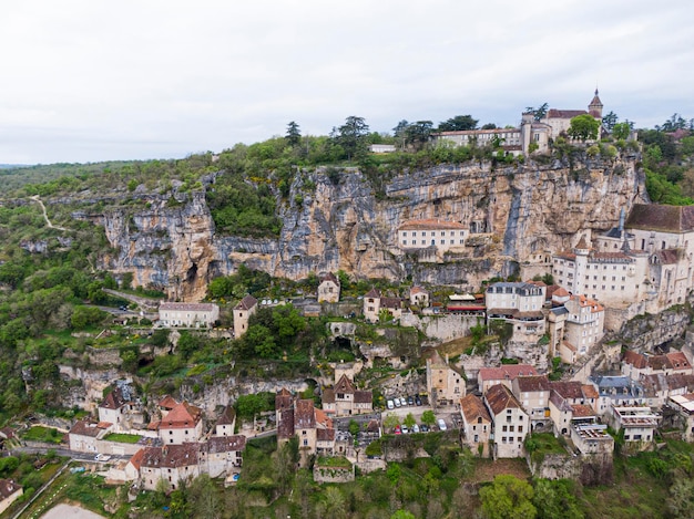 Veduta aerea del bellissimo villaggio di Rocamadour nel dipartimento di Lot sud-ovest della Francia Il suo Santuario della Beata Vergine Maria ha attratto per secoli pellegrini