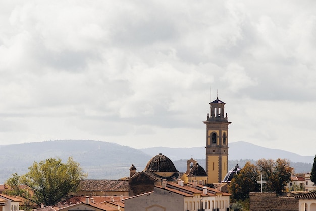 Veduta aerea del campanile del paese