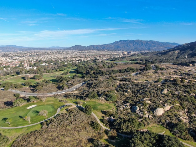 Veduta aerea del campo da golf con campo verde nella valle Green turf scenario Temecula California