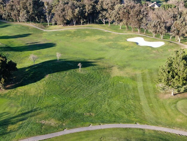 Veduta aerea del campo da golf con campo verde nella valle Green turf scenario Temecula California