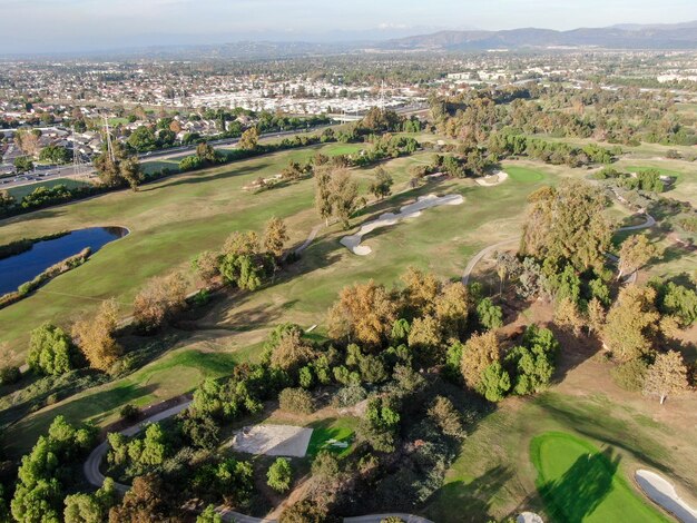 Veduta aerea del campo da golf Grande e verde campo da golf in erba verde nel sud della California negli Stati Uniti