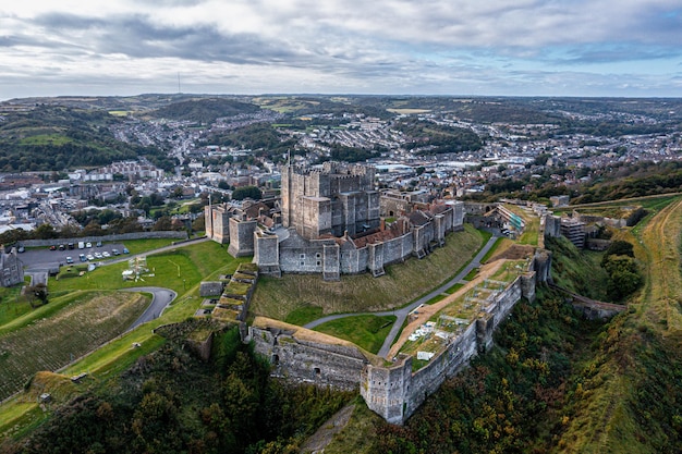 Veduta aerea del castello di Dover. La più iconica di tutte le fortezze inglesi. Castello inglese in cima alla collina.