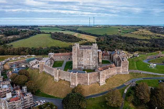 Veduta aerea del castello di Dover. La più iconica di tutte le fortezze inglesi. Castello inglese in cima alla collina.