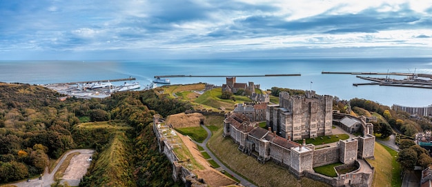 Veduta aerea del castello di Dover. La più iconica di tutte le fortezze inglesi. Castello inglese in cima alla collina.