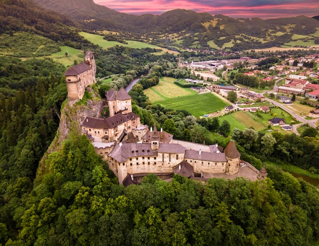 Veduta aerea del castello di Orava a Oravsky Podzamok in Slovacchia Regione di Orava Slovacchia paesaggio Concetto di viaggio