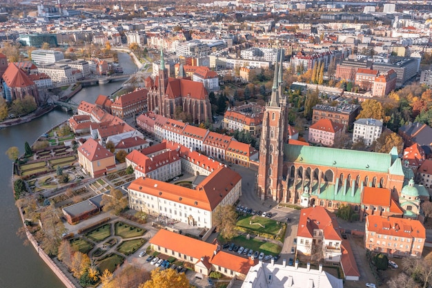 Veduta aerea del centro di una vecchia città europea bellissimi tetti rossi vecchie case e una chiesa Wroclaw Polonia