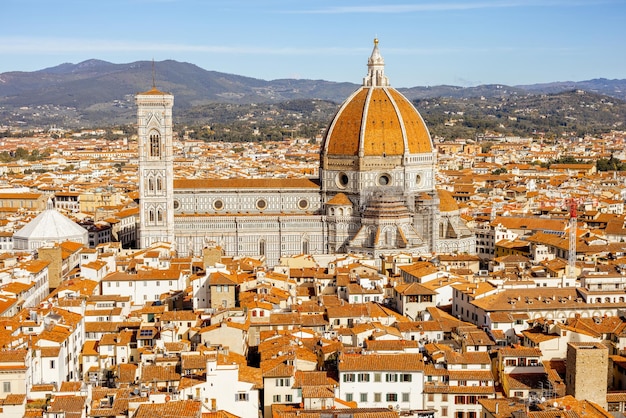 Veduta aerea del centro storico di Firenze con la famosa cattedrale del duomo sullo skyline