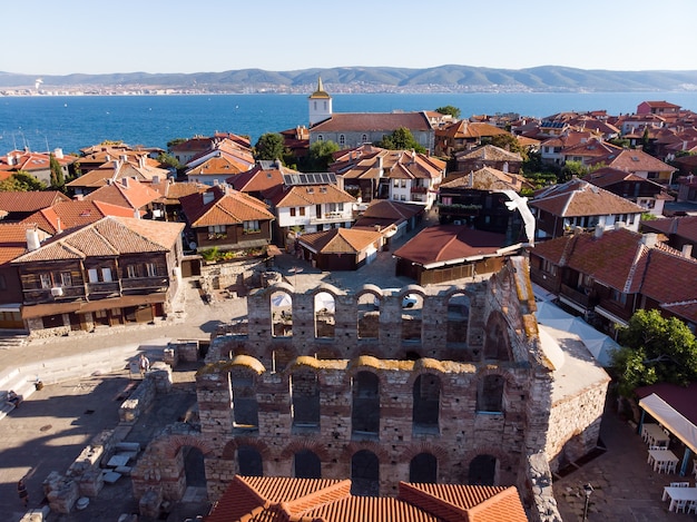 Veduta aerea del centro storico di Nessebar, case, chiese