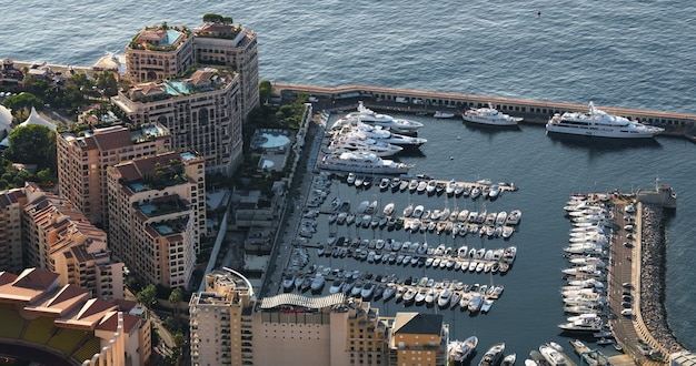 Veduta aerea del confine del principato di monaco e francia all'alba porto cap dail view poi...