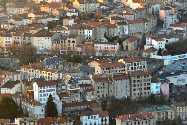 Veduta aerea del denso centro storico della città di Thiers nel dipartimento di PuydeDome AuvergneRhoneAlpes in Francia Tetti di vecchi edifici e strade strette al tramonto