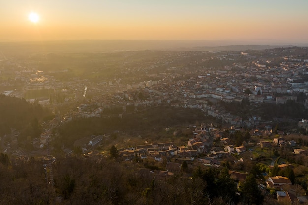 Veduta aerea del denso centro storico della città di Thiers nel dipartimento di PuydeDome AuvergneRhoneAlpes in Francia Tetti di vecchi edifici e strade strette al tramonto