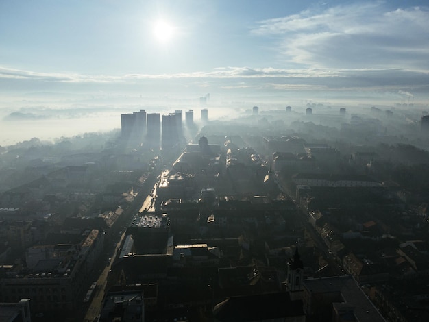 Veduta aerea del drone della città di Belgrado nello smog e nella nebbia del mattino Zemun e il quartiere di Nuova Belgrado Serbia Europa