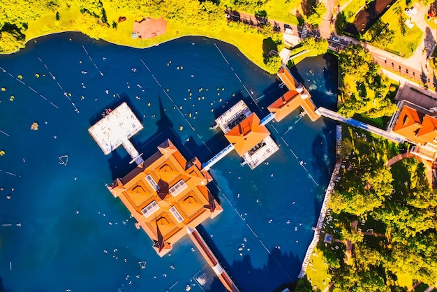 Veduta aerea del famoso lago Heviz in Ungheria vicino al lago Balaton Il più grande lago termale del mondo disponibile per fare il bagno Scopri le bellezze dell'Ungheria