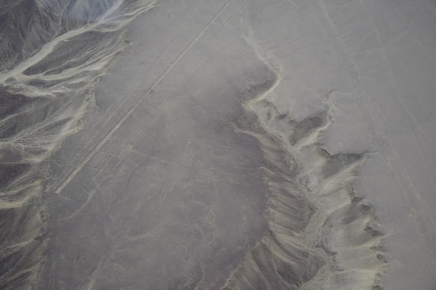 Veduta aerea del geoglifo colibrì alle linee di Nazca in Perù