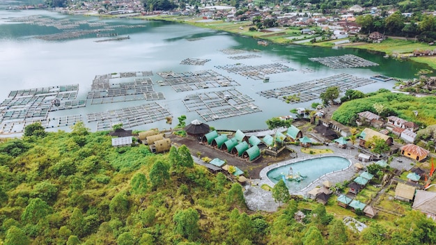 Veduta aerea del lago Batur al mattino nell'area di Kintamani Bali Indonesia