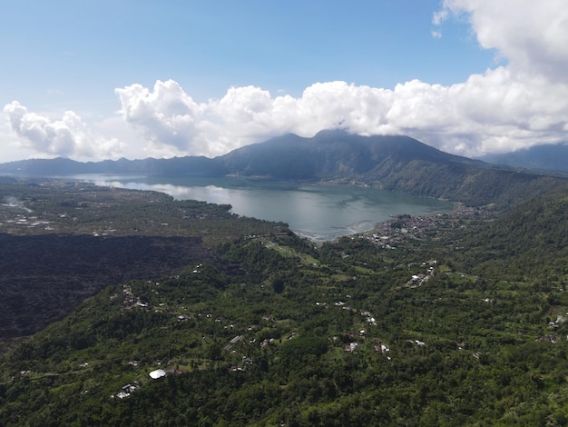 Veduta aerea del lago Batur Kintamani Bali con nuvole sullo sfondo