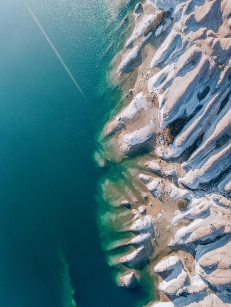 Veduta aerea del lago blu con le montagne