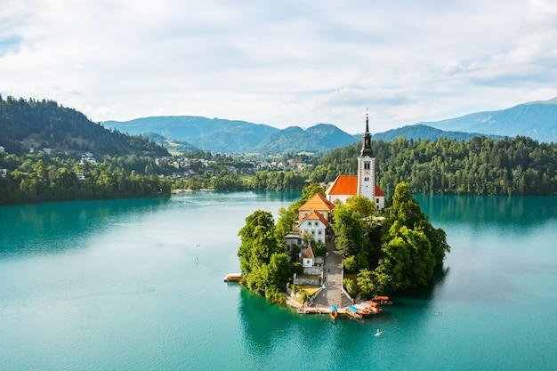 Veduta aerea del lago di bled con l'assunzione della chiesa di pellegrinaggio di Maria sulla piccola isola del