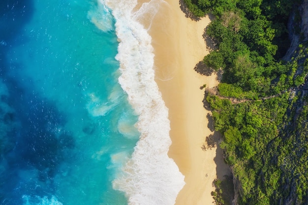 Veduta aerea del mare e della spiaggia Sfondo dell'acqua turchese dalla vista dall'alto Paesaggio marino estivo dall'aria Avventura estiva Immagine di viaggio