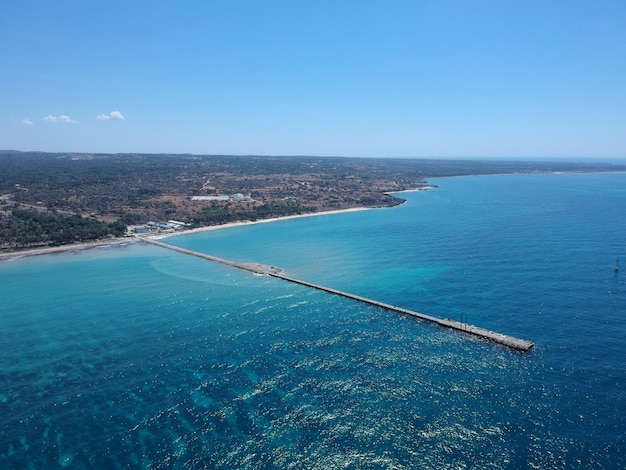 veduta aerea del molo più lungo dell'Indonesia