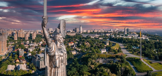 Veduta aerea del monumento della madrepatria a kiev