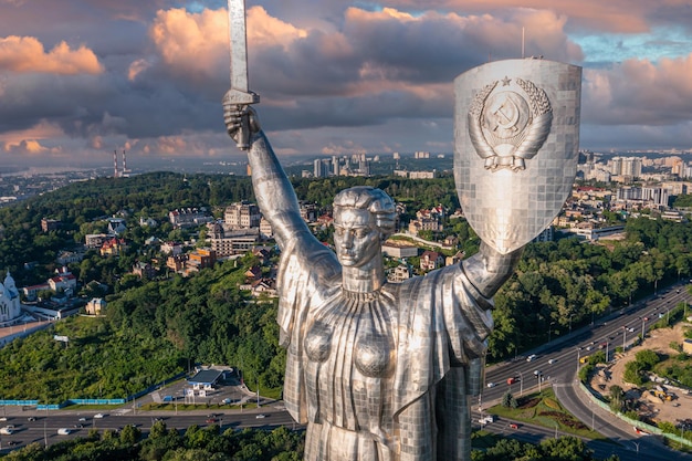 Veduta aerea del monumento della madrepatria a kiev