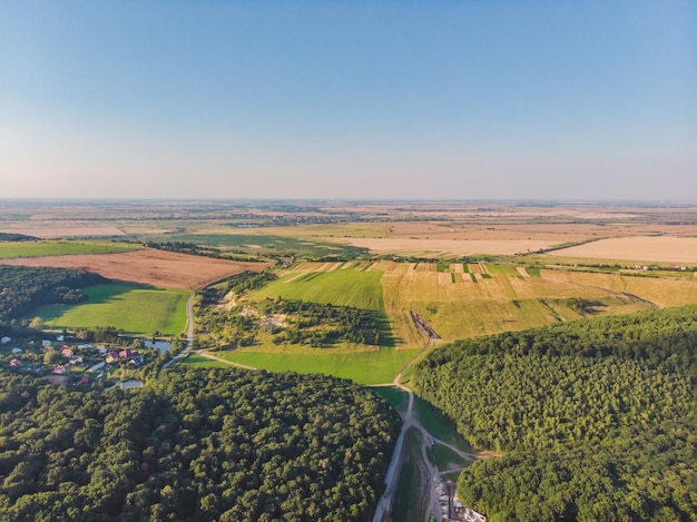 Veduta aerea del paesaggio con foreste e campi