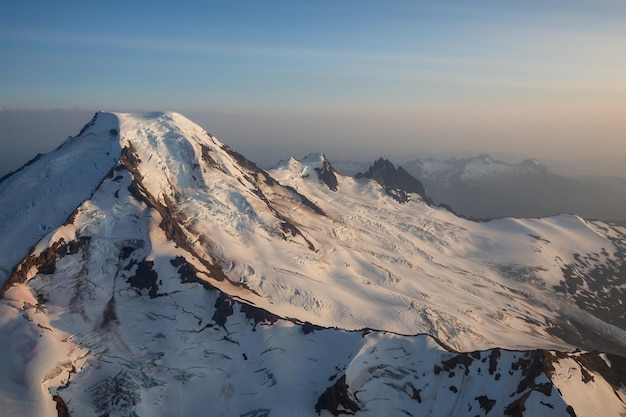 Veduta aerea del paesaggio del Monte Baker durante un vivace tramonto estivo