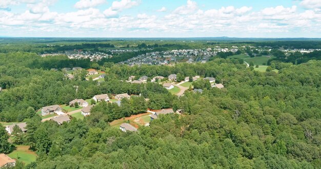 Veduta aerea del paesaggio della piccola città residenziale zona notte case sul tetto a Boiling Springs South Carolina USA