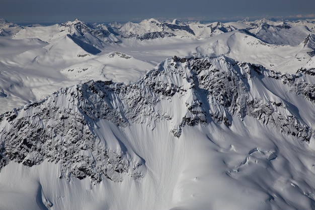 Veduta aerea del paesaggio delle montagne canadesi sullo sfondo della natura